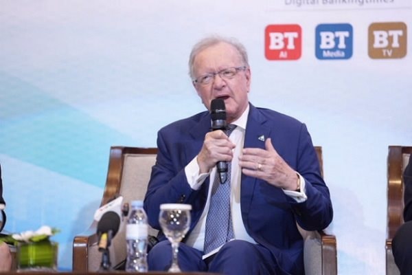 Giáo sư John Quelch trao đổi tại diễn đàn