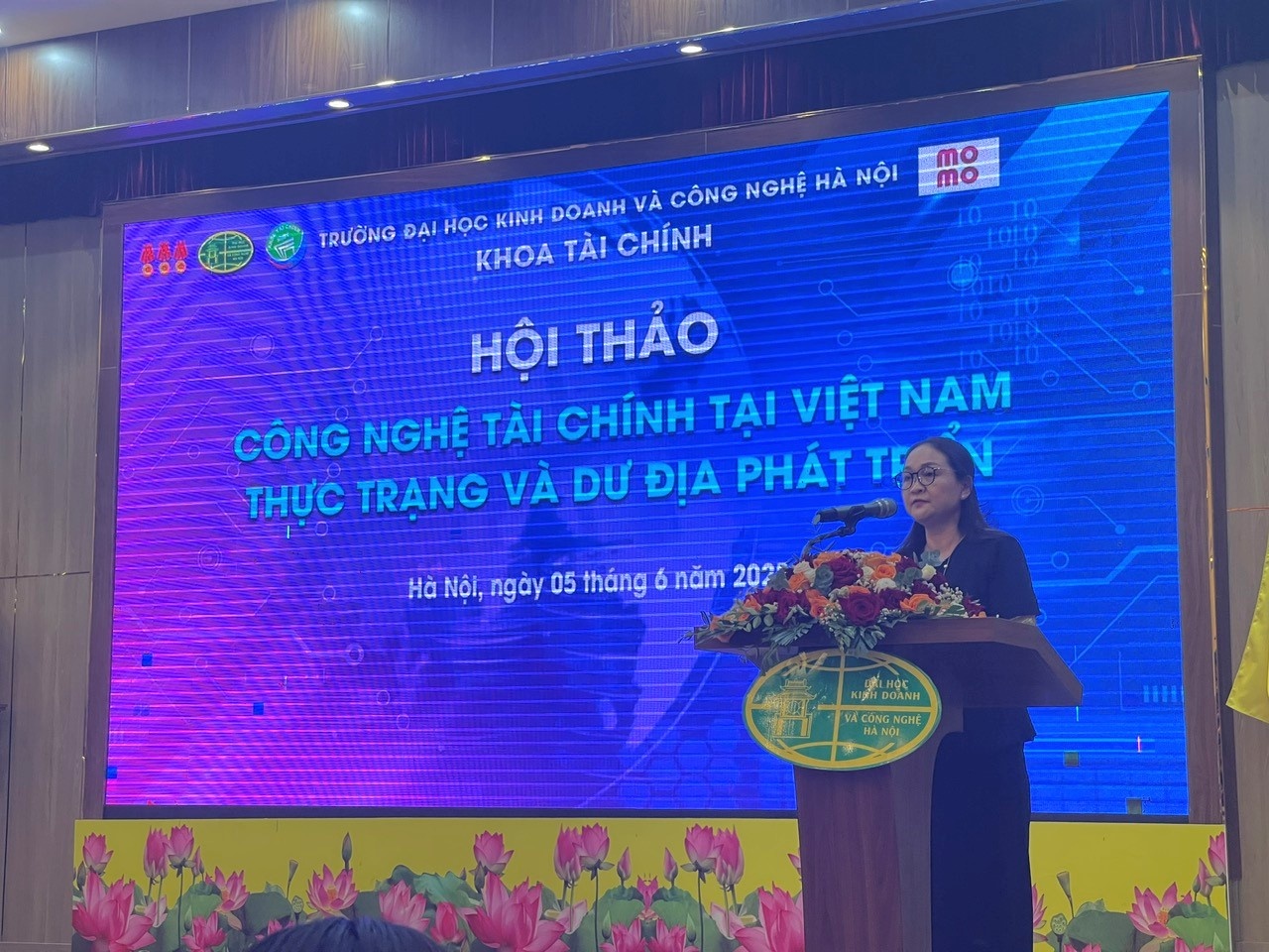 TS. Hoàng Thị Ngọc Thủy - Phó chủ nhiệm phụ trách Khoa Tài chính (Đại học Kinh doanh và Công nghệ Hà Nội) phát biểu tại hội thảo